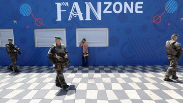 Varios militares en la fanzone de Niza.
