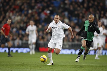 Faubert conduce el balón en un partido contra el Racing de Santander en febrero de 2009, uno de los dos encuentros que jugó con el Real Madrid.