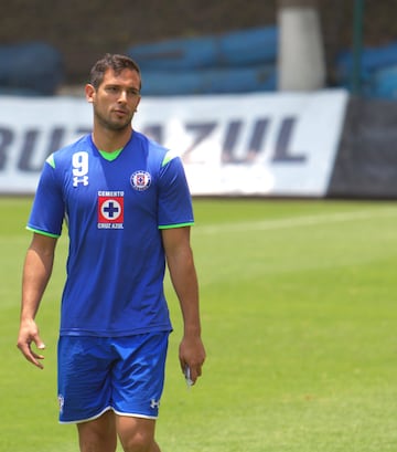 El paraguayo llegó a México como uno de los refuerzos 'bomba' de Cruz Azul, sin embargo, poco duró en la Liga MX, ya que las lesiones no lo dejaron brillar como en Europa