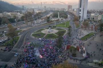 Hinchas de Universidad de Chile celebran en Plaza Italia.