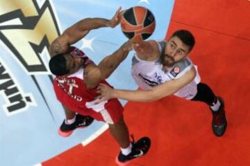 El exmadridista Tremmell Darden (Olympiacos) tira ante la oposición de Valdas Vasylius (Neptunas Klaipeda).