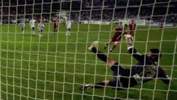 <b>PERFECTA EJECUCIÓN. </b>Alfaro engañó a Munúa desde el punto de penalti. Fue el gol del empate final.