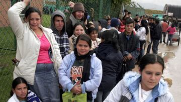 FOTO # 10 (HORIZONTAL) FO5010
 RECLAMOS
 BOGOTA, OCT. 19  HOY VIERNES CIENTOS DE PERSONAS AMANECIERON EN EL BARRIO MEISSEN AGOLPADOS EN LARGAS FILAS ESPERANDO QUE LES SEA ENTREGADO EL SUBSIDIO DE ACCION SOCIAL (COLPRENSA).