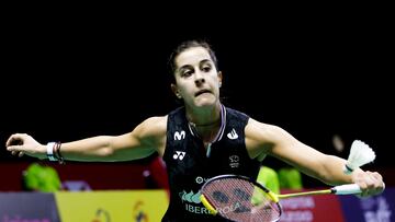 La jugadora española Carolina Marin devuelve el volante durante su partido ante Ashmita Chaliha en el Abierto de Tailandia de Bádminton.