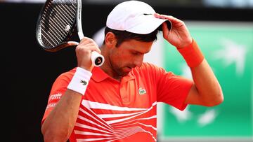 Novak Djokovic, frustrado tras perder un punto ante Rafa Nadal en la final del Masters 1.000 de Roma.