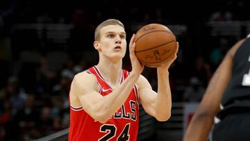 CHICAGO, IL - OCTOBER 21: Lauri Markkanen #24 of the Chicago Bulls attempts a shot in the first quarter against the San Antonio Spurs at the United Center on October 21, 2017 in Chicago, Illinois. NOTE TO USER: User expressly acknowledges and agrees that, by downloading and or using this photograph, User is consenting to the terms and conditions of the Getty Images License Agreement.   Dylan Buell/Getty Images/AFP
 == FOR NEWSPAPERS, INTERNET, TELCOS &amp; TELEVISION USE ONLY ==