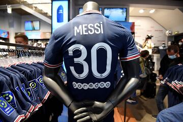 Numerosos aficionados del Paris Saint-Germain se han agolpado en la puerta de la tienda oficial del estadio para conseguir una camiseta del astro argentino.