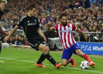 Azpilicueta defiende a Arda Turan en las semifinales de la Champions de 2014.