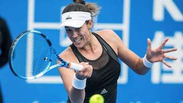 Garbiñe Muguruza devuelve la bola ante Zarina Diyas durante su partido de cuartos de final del Shenzhen Open.