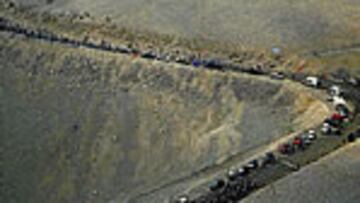 <B>EL MONTE PELADO</B>. El calor pega duro en la ascensión al Ventoux.