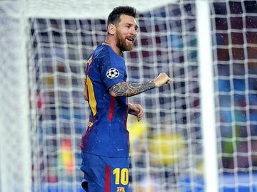 Barcelona&#039;s Argentinian forward Lionel Messi gestures after missing a goal during the UEFA Champions League group D football match FC Barcelona vs Olympiacos FC at the Camp Nou stadium in Barcelona on Ocotber 18, 2017. / AFP PHOTO / LLUIS GENE