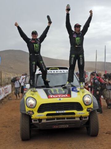 El español Nani Roma y su copiloto Michel Perin celebran su primer triunfo en la categoría de coches, tras finalizar la última etapa del Rally Dakar 2014 en la localidad de Illapel, a 150 kilómetros de Valparaíso (Chile).