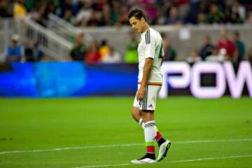 Chicharito Hernández espera una oferta para salir del Manchester United.