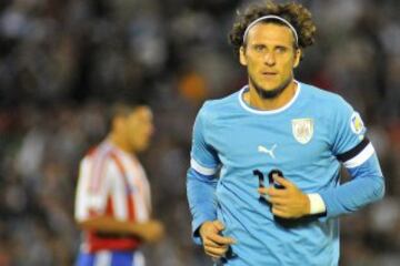 Diego Forlán fue pedido por Héctor Tapia el 2014 para Colo Colo, junto a Paulo Da Silva y Jorge Valdivia. Nadie sabe si el uruguayo se llegó a enterar, pero al menos el nombre estuvo en la mesa de Blanco y Negro.