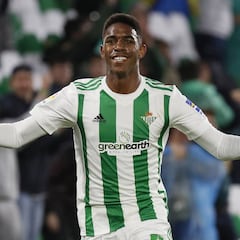 El Betis mira a Europa en la noche negra de Pau