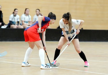 El punto central es una marca en el suelo desde donde se realiza el saque neutral al comienzo del partido, de cada tiempo, y cuando se marca un gol. Es también el punto de inicio de lanzamiento de penalti.
