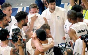 Los jugadores del Real Madrid celebran la victoria por 73-80 ante el Baskonia. 