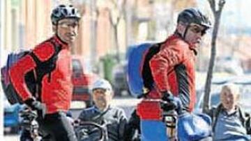 <b>MACHA CICLISTA. </b>Los dos aventureros del Nàstic partieron ayer a lomos de sus bicicletas para completar la primera de las etapas que les llevará a Santander. En las imágenes de Xavi Jurio podemos verles a punto de afrontar el gran reto que se han marcado para apoyar a su querido Nàstic en tierras cántabras.