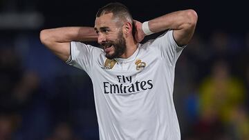 Benzema se lamenta por una ocasi&oacute;n perdida.