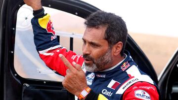 Al Attiyah espera después de que la Etapa 3 se neutralizase por culpa de la lluvia.