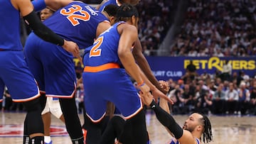 Jalen Brunson, ayudado por sus compañeros durante el tercer partido de la serie contra los Pistons.