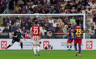 2-0. Raphinha llega hasta la línea de fondo, la pone hacia atrás para la llegada de Fermín López que manda el balón al fondo de la portería de Unai Simón.