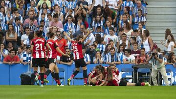 Las jugadoras del Athletic celebran el primer gol ante la Real Sociedad.