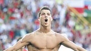 <b>UN HURACÁN. </b>Cristiano Ronaldo, de 19 años, brilló por su juego y sus goles en Portugal.