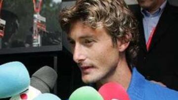 <b>CONDE DE GODÓ. </b>Juan Carlos Ferrero escapa de su imagen dubitativa del inicio del torneo y arrolla a 'Beto' Martín en octavos de final.