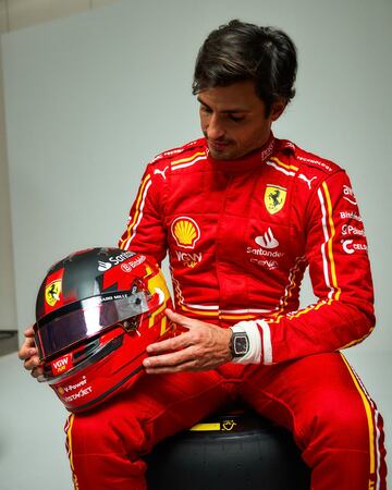 El piloto español con su nuevo equipamiento para la temporada de Fórmula 1 2024.