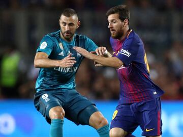 Soccer Football - Barcelona v Real Madrid Spanish Super Cup First Leg - Barcelona, Spain - August 13, 2017   Barcelona&acirc;s Lionel Messi in action with Real Madrid&acirc;s Karim Benzema   REUTERS/Juan Medina