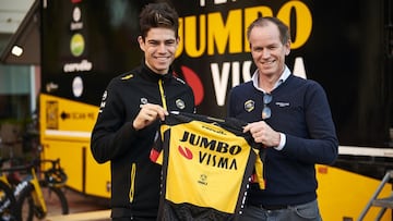 Wout Van Aert posa junto a Richard Plugge tras confirmar su renovaci&oacute;n por el Jumbo-Visma hasta 2024.