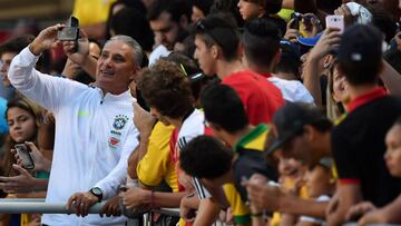 Tite posa con los aficionados brasileños.