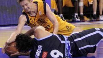 <b>PUGNA. </b>Nelson y Guardia pelean por un balón suelto.