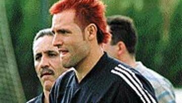 <B>NUEVO LOOK DE CAÑIZARES</B>. El guardameta Cañizares sorprendió a todos al aparecer con el pelo teñido de rojo. Esperemos que le dé la misma suerte que ha tenido con el Valencia.