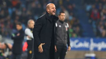 05-02-24. ZARAGOZA. MIGUEL ÁNGEL RAMÍREZ, ENTRENADOR DEL SPORTING, MUESTRA SU ENFADO EN UN MOMENTO DEL PARTIDO EN LA ROMAREDA.