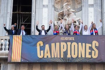 Las campeonas de Europa ofrecen su triunfo en la Generalitat de Catalunya junto al presidente del Barcelona, Joan Laporta.