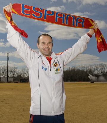 Andrés Iniesta atendía a AS en una entrevista cara a la final del Mundial. El centrocampista manchego, que había comenzado con dudas el campeonato debido a una lesión muscular de la que se fue recuperando conforme fue avanzando el Campeonato, se mostraba optimista con respecto a la final ante los holandeses: “Queremos ganar el Mundial para hacer feliz a España, pero no podemos celebrar nada antes de conseguirlo. Hay mucha euforia, pero los jugadores somos prudentes: es un partido especial y hay que afrontarlo con normalidad y con un plus”.