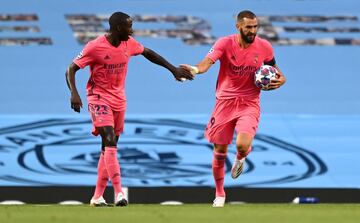 Benzema empató el partido a pase de Rodrygo. 1-1.