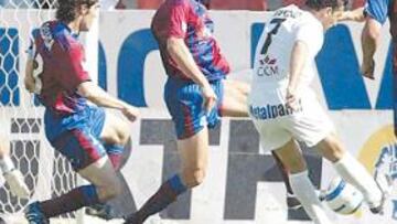 <b>CAÍDA LIBRE. </b>Los valencianos encajaron así el primer gol, obra de Francisco, y ya no levantaron cabeza en el resto del encuentro.