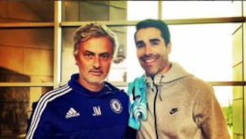 Juan Pablo Ángel junto a José Mourinho, técnico de Chelsea.