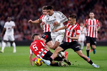 Titánica pelea por el balón entre Jude Bellingham y los jugadores del Athletic Yeray López, Mikel Jaurezigar y Andoni Gorosabel.