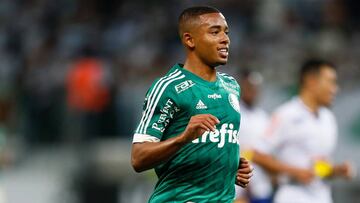 Gabriel Jesús va a golpear el balón durante un partido con el Palmeiras.