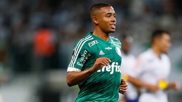 Gabriel Jes&uacute;s va a golpear el bal&oacute;n durante un partido con el Palmeiras.