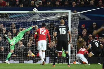 0-2. David de Gea en el segundo gol que marcó Wissam Ben Yedder.