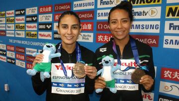 Paola Espinosa y Melany Hern&aacute;ndez con la medalla de bronce en el mundial de nataci&oacute;n.