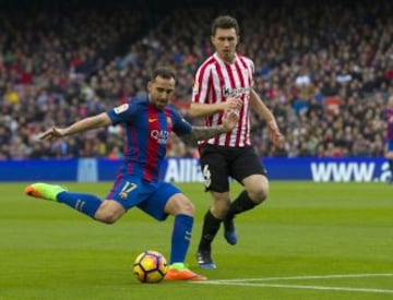 Paco Alcácer ante Laporte.