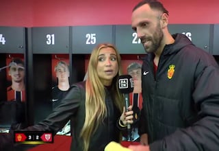 Entrevista a Muriqi dentro del vestuario y la periodista se queda a cuadros con lo que hacen los compañeros en directo