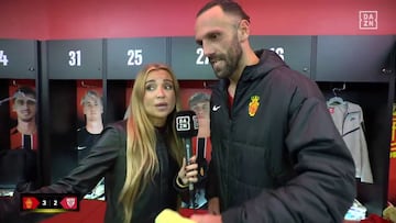 Entrevista a Muriqi dentro del vestuario y la periodista se queda a cuadros con lo que hacen los compañeros en directo