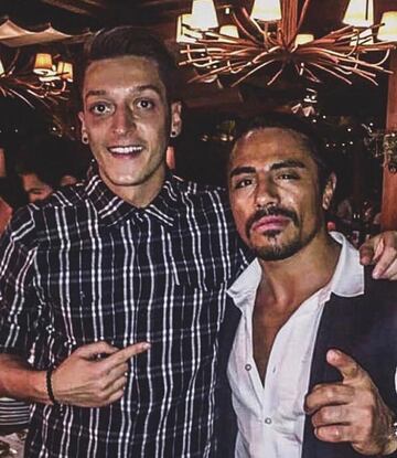 De igual forma, el atacante alemán forma parte de la "colección de fotos" de Salt Bae